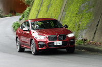 2018年3月のジュネーブモーターショーでデビューした2代目「X4」は、BMWでは異例ともいえる4年半という短いサイクルで新型にモデルチェンジ。日本では2018年9月6日に販売を開始した。