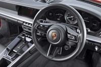 スポークをT字型に配したステアリングホイール。「右ハンドル仕様」はオプション扱いとなるが、価格は左ハンドル車と変わらない。