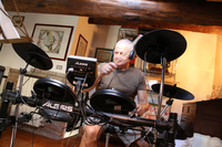 エレクトリックドラムをたたくジャンニさん。