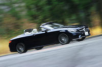 瀟洒（しょうしゃ）なオープンカーの世界を象徴する1台「メルセデス・ベンツS550カブリオレ」。スポーティーとラグジュアリー、その両方が一台のオープンカーで楽しめる。（photo：荒川正幸）