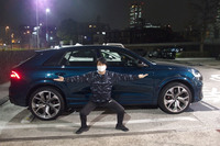 「アウディRS Q8」のボディーサイズは全長×全幅×全高＝5010×2000×1700mm、ホイールベースは2995mm。車重は2410kgと発表されている。実車はかなりのボリューム感である。