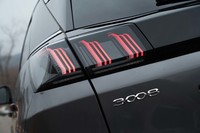 ライオンの爪跡をかたどったリアコンビランプはより立体的な形状に。ウインカーは流れるように点灯するタイプに変更された。