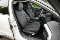 「リヴォリ」に備わるバサルトブラックレザーシート。運転席にパワーシートが標準装備されるほか、オプションでシートヒーターやベンチレーション機能（ともに運転席・助手席）、助手席パワーシートが用意される。
