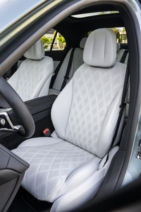 おなじみのナッパレザーなどの高級素材に加えて、新型「Eクラス」ではリサイクル素材によるシート表皮も選べるようになった。