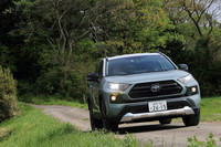 初代「RAV4」が誕生したのは1994年のこと。当時はコンパクトな“ライトクロカン”だったが、いまや堂々としたボディーサイズのミドルサイズSUVとなった。