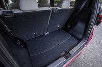 後席を最も前方にスライドさせたラゲッジスペースの様子。後席の背もたれには、50：50の分割可倒機構が備わっている。