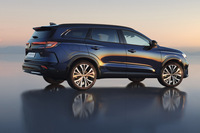 「エスパス」のショルダーラインはやや高め。前席と2列目のスペースはゆったりしているが、外観からはそのことは伝わりにくい。