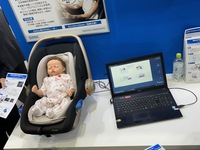 所変わってこちらはSMKブース。ミリ波レーダーを使って、幼児の車内への置き去りを防いだり、乗員の心拍数などをセンシングしたりできる。