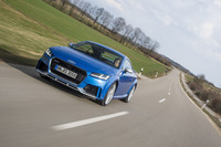 「TT RS」として初めて走行モード切り替えシステム「アウディドライブセレクト」と4WDシステムを協調制御させた。これにより、より緻密な駆動力の制御を実現した。