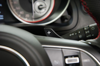 ステアリングホイールに備わるシフトパドル。新型「スイフトスポーツ」の6段ATは、「エスクード1.4ターボ」のものをベースに、ギア比とトルクコンバーターの特性を変更したものである。