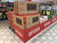 AKAIブランドにはテレビもあるが、やはりOFERTA（特売）コーナーで、菓子の横である