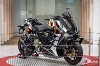 独創的なスクーター（？）を手がけるイタルジェットの最新モデル「ドラッグスター559ツイン」。最高出力58PSの2気筒エンジンを搭載している。