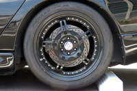 リアタイヤについては、問題だったトー角を左右ともに＋0.09°に調整。－2°強のキャンバー角については、微調整しつつもそのまま残すことになった。理由はもちろん、スポーツ走行時に踏ん張ってほしいから。だってバイパーのお尻って、振り出したら絶対帰ってこないんですもの。