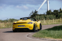 「718ケイマンGT4 RS」よりもサーキットを重視しないチューニング。とはいえ、コーナリング性能は高い。