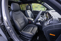 「GLBアーバンスターズ」のシートは本革張りで、フロントシートにはヒーターと電動調整機構が標準で装備される。インテリアカラーは「ブラック」の単色（写真）か、「レッドペッパー／ブラック」のコンビカラーから選択できる。