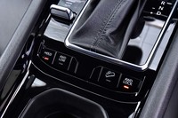 ブレーキペダルから足を離しても停止状態が維持される「オートブレーキホールド」や、坂道を下る際の車速を安全に制御する「ヒルディセントコントロール」も装備。センターコンソールにそれらのスイッチが並ぶ。