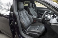 「GTライン」と「GT BlueHDi」の前席には、「マルチランバーサポート」と呼ばれるマッサージ機能が備わる。