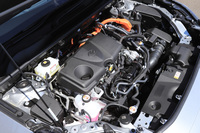 
	ハイブリッドモデルは2.5リッター直4 DOHC 16バルブエンジンに、前輪駆動車はフロント用のモーター1基を、四輪駆動車はフロント用とリア用計2基のモーターを搭載する。
	