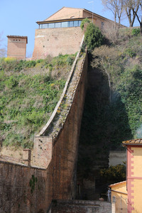 旧市街と外を分ける市壁の例。