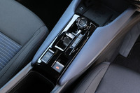 トランスミッションは6段DCT。小さなレバー式のシフトセレクターや、周囲に配されるスイッチの基本デザインは、「プジョー308」や「プジョー3008」などと共通のものとなる。