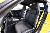 シートの座面や背もたれには、「Sport-Tex」と呼ばれるファブリックが用いられる。ヘッドレスト部の刺しゅうも特徴的。