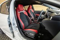 オプションのレザーシートは、赤い部分に本革を、グレーの部分にはウルトラスエードを採用している。