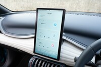 センターディスプレイは縦方向にもレイアウト可能。この操作は画面タッチでもステアリングスイッチでもできるが、いずれにしてもクルリと一瞬で完了するのが心地いい。