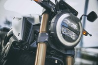 リング型の光源で伝統的なライトのイメージを演出するLEDヘッドランプ。中央には「HONDA」ロゴが添えられる。