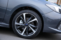 試乗車には、マイナーチェンジで採用された新デザインの18インチホイールと225/40R18サイズの「ヨコハマ・アドバンスポーツV105」タイヤが装着されていた。