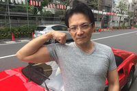 喜多さんからマフラー製作の手ほどきを受け、マフラー職人となった岡田ピー。