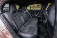 後席に、フロントのスポーツシートに準じた素材やデザインの表皮、ヘッドレスト一体型の左右座席が採用されるのも「AMGラインパッケージ」装着車の特徴だ。