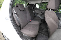 3ドアに見えて実は5ドア。180cmクラスの乗員が前後に座ると、さすがに膝まわりに余裕はなく、頭上もギリギリだ。しかし、ミトにもチンクエチェントにも5ドアがない現状において、イプシロンは貴重な存在だ。