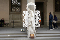 ウフツィ広場にて。石像かと思ったら人間でした。下の箱にお金を入れると動き出します。