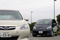 【スペック】エクシーガ2.0i-L（写真手前）：全長×全幅×全高＝4740×1775×1660mm／ホイールベース＝2750mm／車重＝1540kg／駆動方式＝FF／2リッター水平対向4 DOHC16バルブ（148ps／6000rpm、19.5kgm／3200rpm）／価格
＝220万5000円（テスト車＝304万5000円／HIDヘッドランプ＋クリアビューパック＋パノラミックガラスルーフ＋HDDナビゲーションシステム＋クルーズパック＋SRSサイドエアバッグ＋SRSカーテンエアバッグ＋キーレスアクセス＆プッシュスタート＋イモビライザー＆テレスコピックステアリング＋フロントUV＆IRカットガラス＝84万円）
