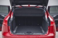 荷室の容量は、後席使用時で650リッター。フロアボードは、ぬれた荷物にも対応できるようリバーシブルになっている。（写真をクリックすると荷室のアレンジが見られます）