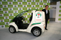 新たに開始する宅配サービス用車両として新型「コムス」を導入すると発表したセブン-イレブン・ジャパンの井阪隆一代表取締役社長