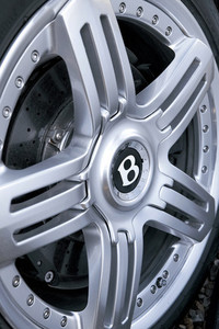 20インチの鍛造ホイール（日本BBS製）の奥に覗くのは420mm径のカーボン・コンポジット・ディスク、フロントキャリパーは8ピストン。