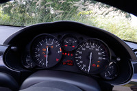 メーターリングは、写真のソフトトップがダークグレー、RHTがアルミ調となる。