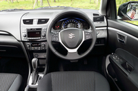 
    グレーを基調としたインテリア。「XS」グレードには、7段マニュアルモード付きパドルシフトが備わる。
    