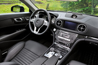 中央に7インチのディスプレーを置いたインパネ。肩まわりで35mm、ひじまわりで29mmずつ居住性が増しているという。