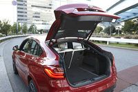 荷室へのアクセスは、大きく開くハッチゲートから。電動の開閉機構が備わる。
    