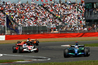 ハミルトン人気の影にすっかり隠れてしまったイギリス人、ジェンソン・バトン（写真）は、背中の痛みを訴え、プラクティスではテストドライバーのクリスチャン・クリエンの手を借りたが、予選、決勝とも出場。ホンダは、バトン、ルーベンス・バリケロともに1ストップ作戦をとり、グリッド後方から9、10フィニッシュにこぎつけた。（写真＝Honda）