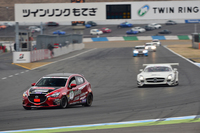 「メルセデス・ベンツSLS AMG GT3」が背後に迫る。