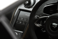 センターコンソールには、特徴的な縦長のタッチパネル式液晶ディスプレイがレイアウトされる。（写真をクリックすると、画面の表示バリエーションが見られます）