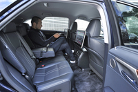 テスト車は、オプションの「リアシートエンターテインメントシステム」を装備。運転席と助手席の背面に、後席用の11.6インチモニターが備わる。写真のモデルは、身長180cmの著者。前席を自然な運転ポジションとしたうえで後席に座っても、足を組めるだけの空間が得られた。