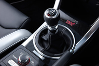 トランスミッションは6段MT。「STI」のロゴ入り専用シフトノブが装備される。