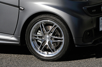 装着されるタイヤのサイズは写真のフロントが175/50R16 、リアが225/35R17。専用デザインのツインスポークアルミホイールが組み合わされる。