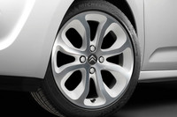 「シトロエンC3」にパールホワイトの限定車の画像