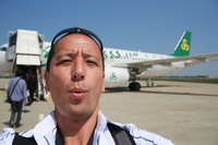 春秋航空のエアバスに乗り、まさに日本を飛び立たんとする不肖小沢。飛行機って、何度乗ってもテンション上がりません？
    