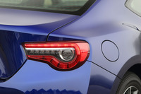 LED化されたリアコンビネーションランプ。光源を水平基調に配列することで、シャープな印象が強調されている。